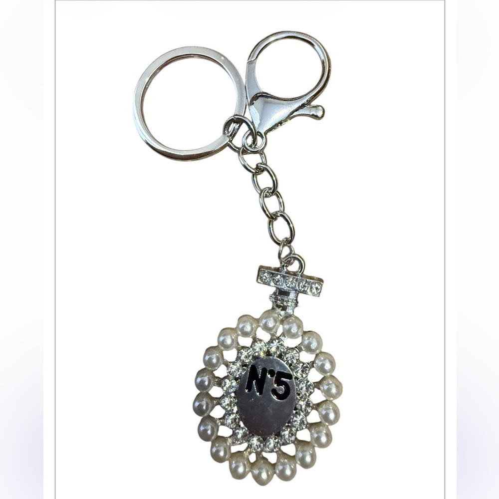 N0•5Elegant Silver and White Keychain